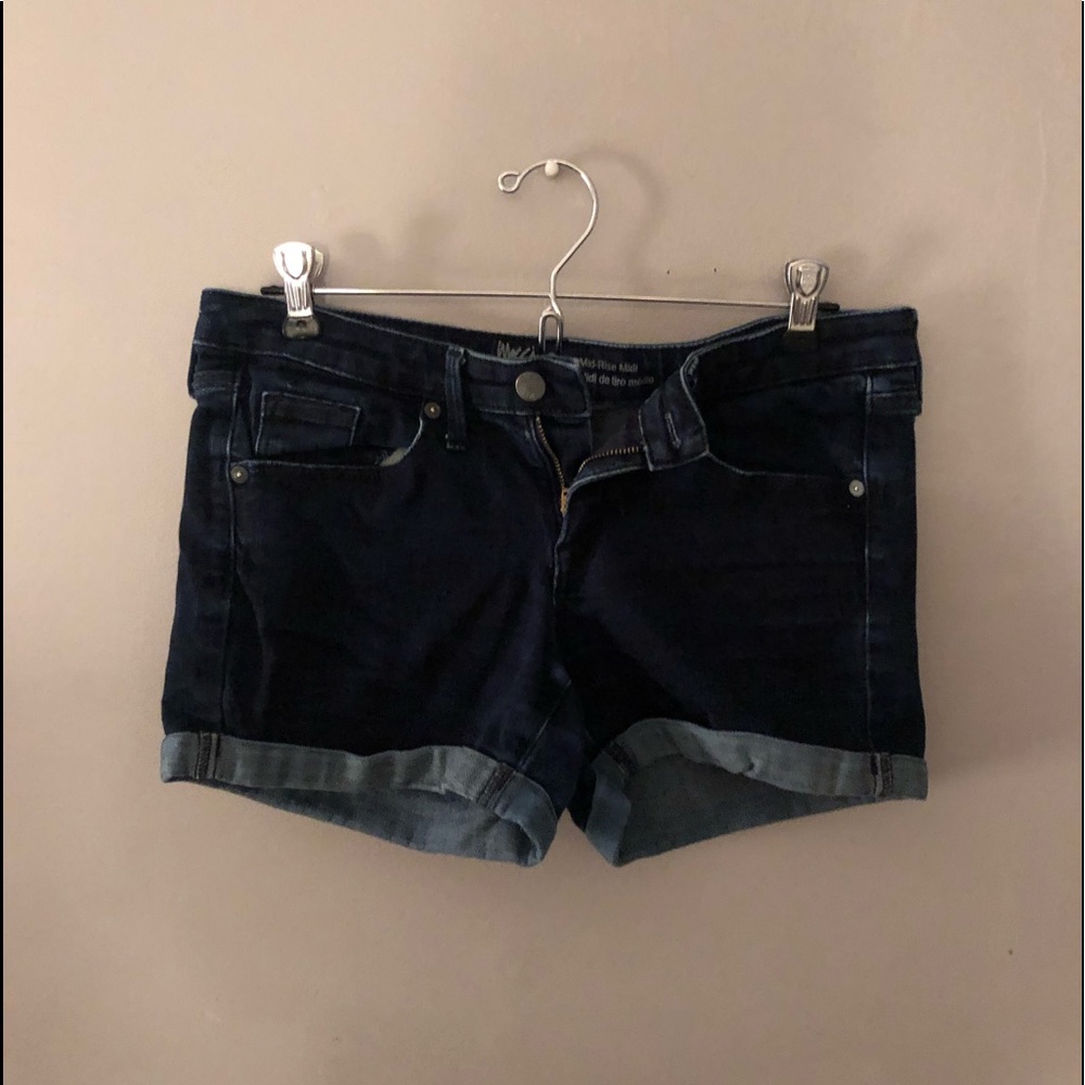 Short denim shorts !